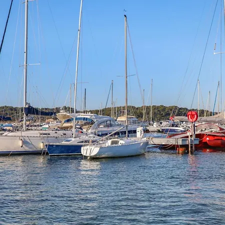 With Pool Near The Sea Wifi And Ac Lägenhet